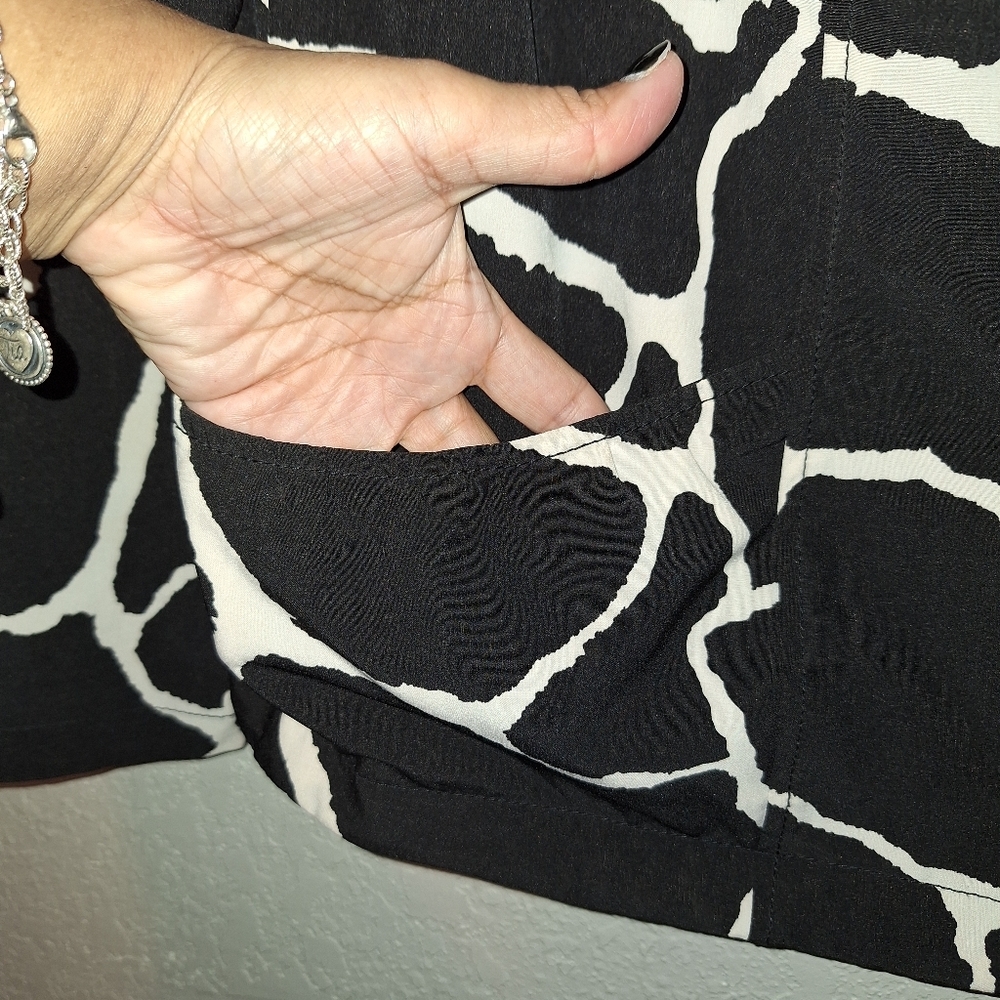 Chico's Zenergy Size 2  Large Black Design Reversible Windbreaker - Picture 5 of 8